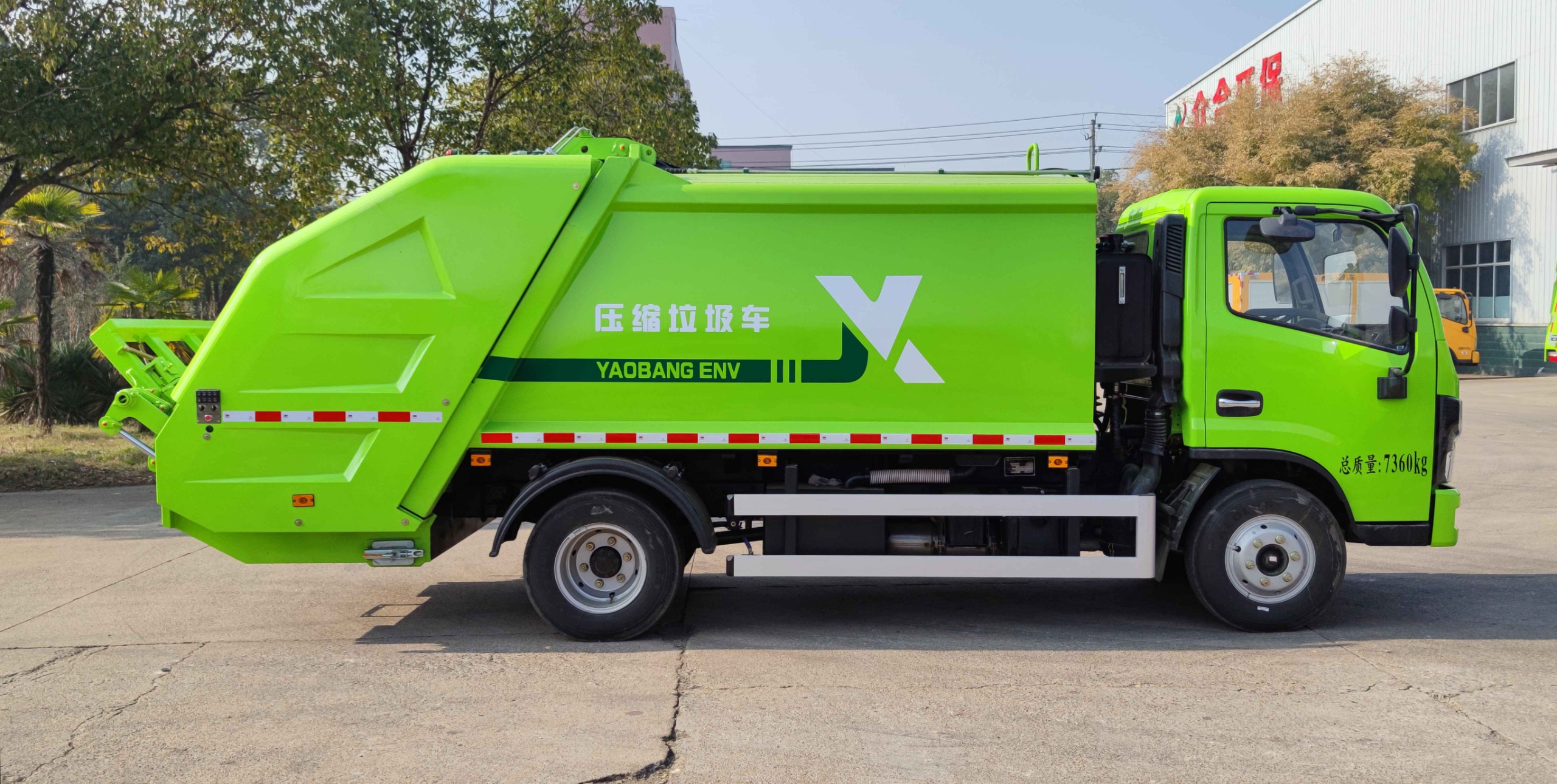 Compressed garbage truck