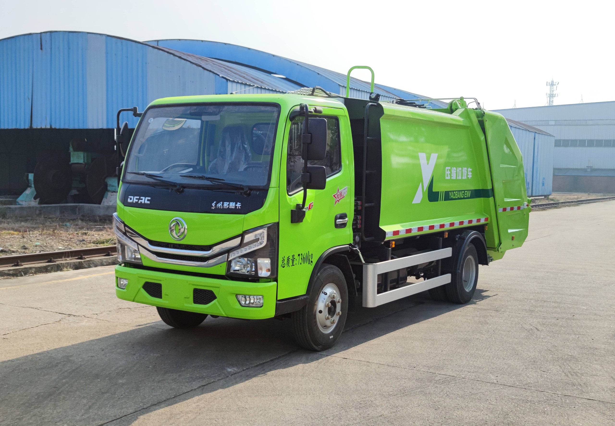 Garbage compression transfer vehicle