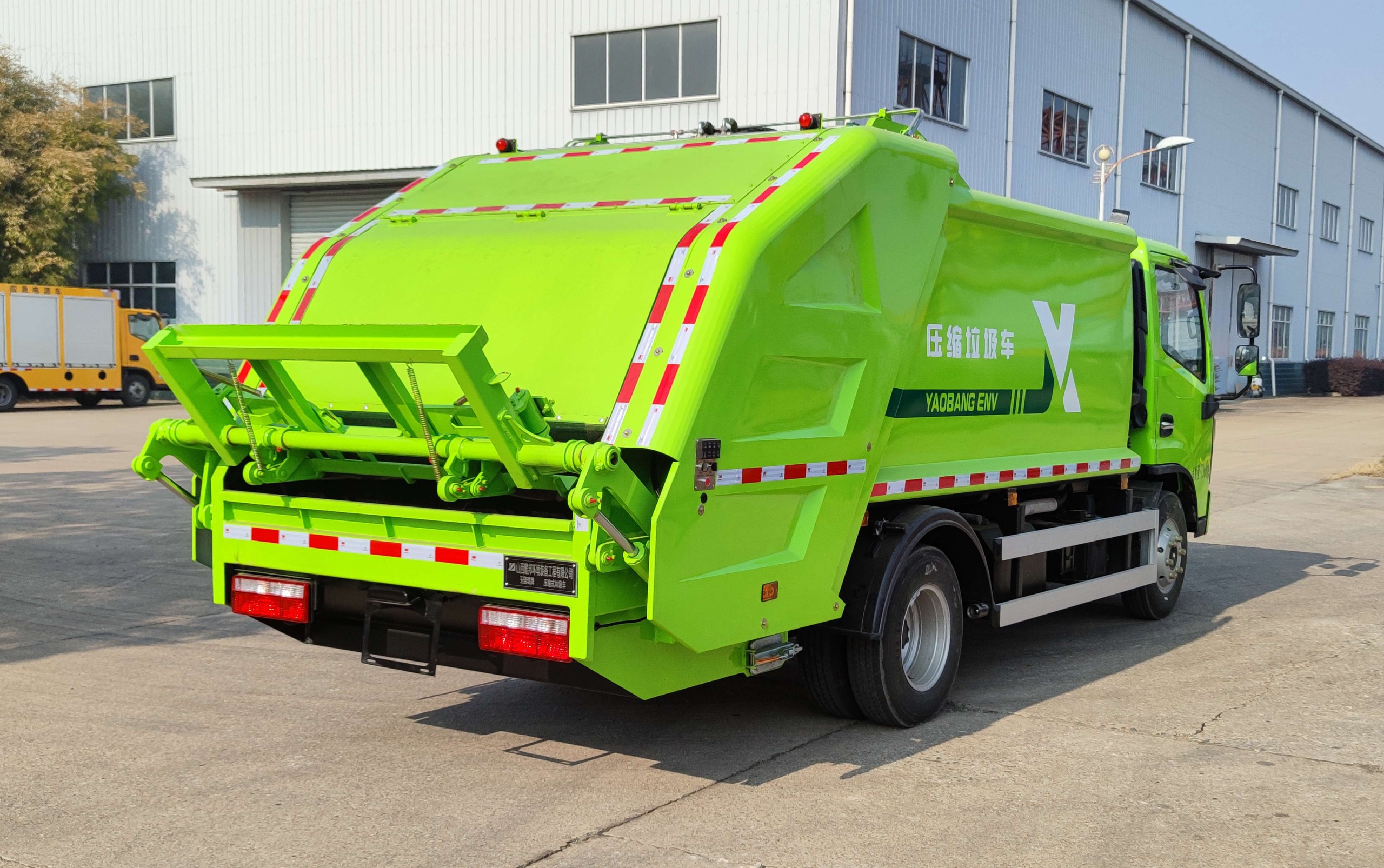 Garbage compression transfer vehicle
