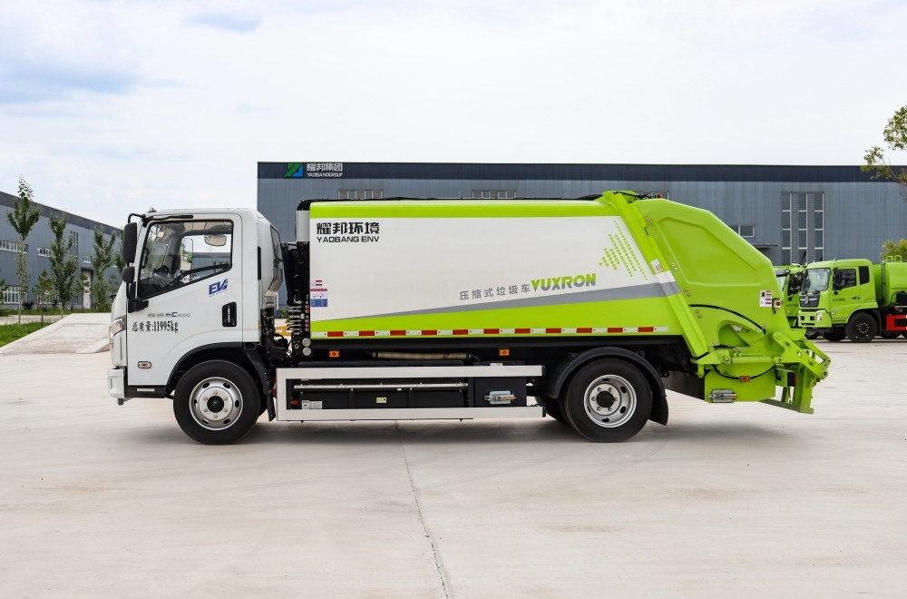 Garbage compression transfer vehicle