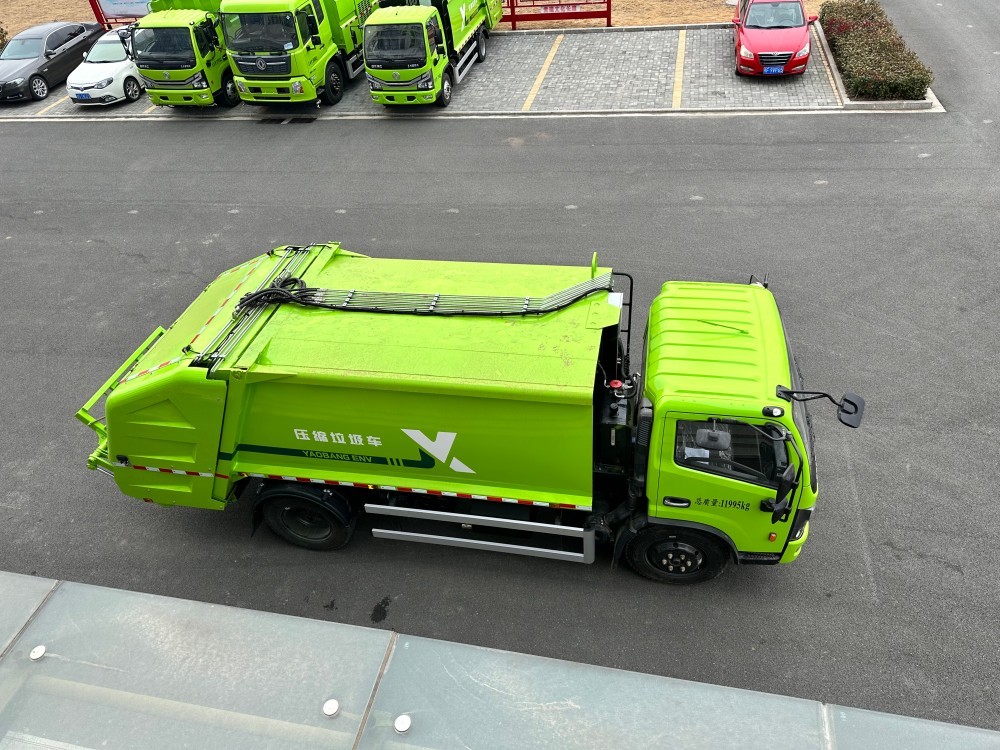 Garbage compression transfer vehicle