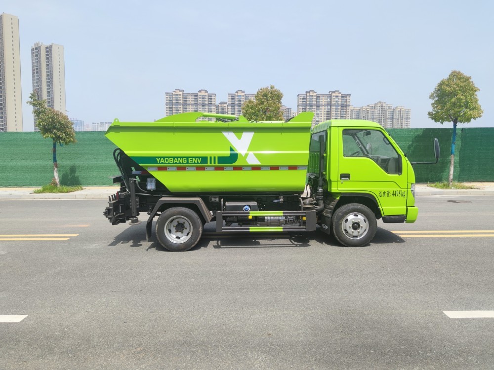 Automatic dump garbage truck