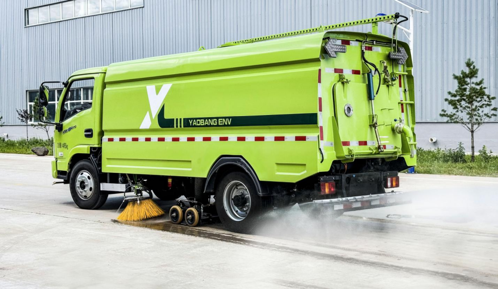 Dry and wet cleaning vehicle