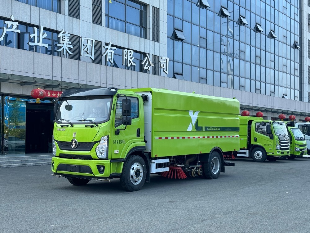 Wet cleaning vehicle