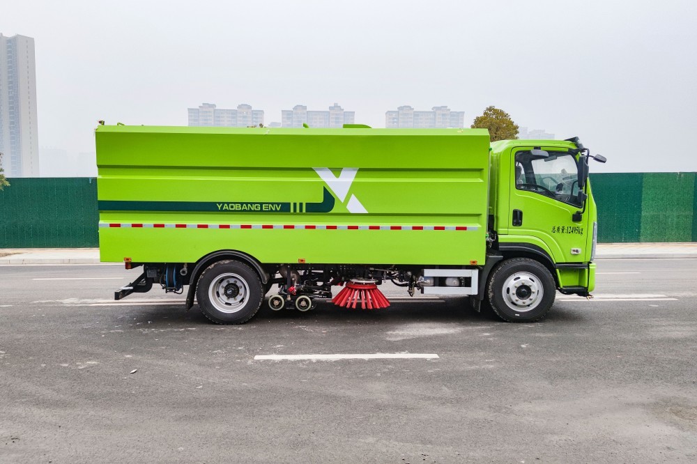 Wet cleaning and sweeping vehicle