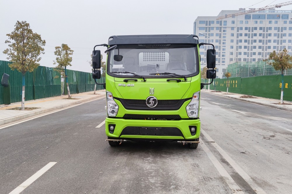 Wet cleaning and sweeping vehicle