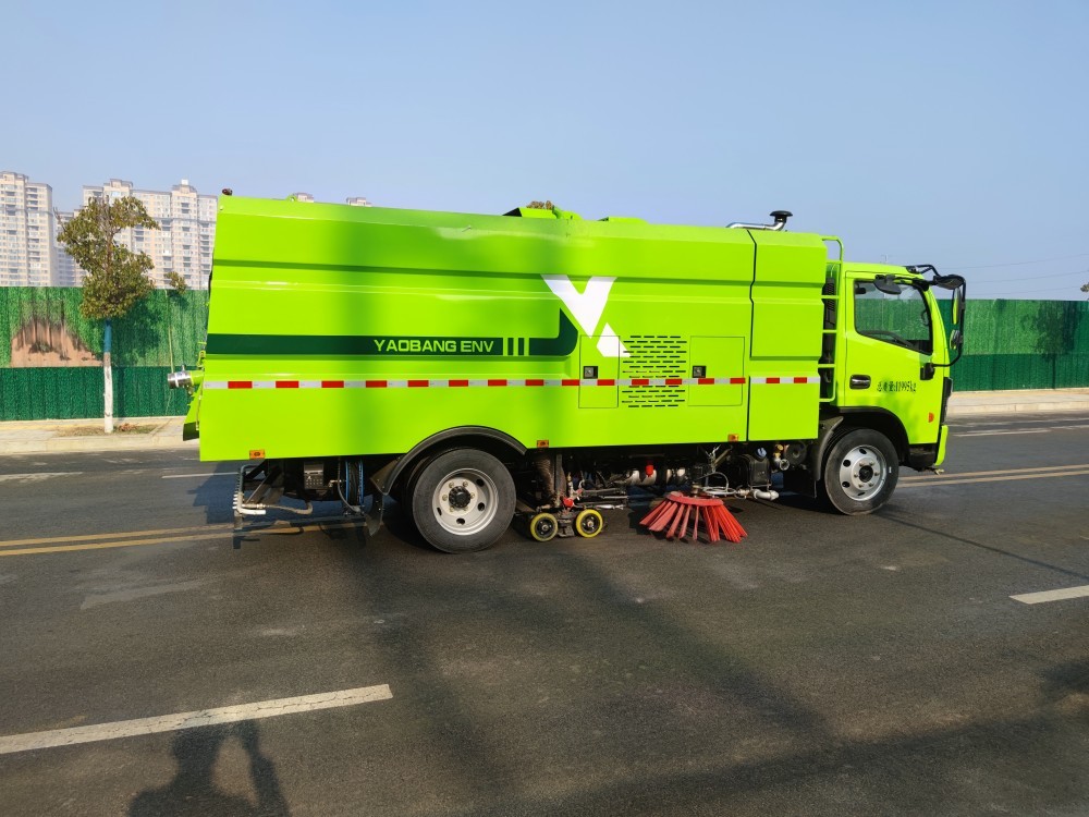 Road cleaning vehicle