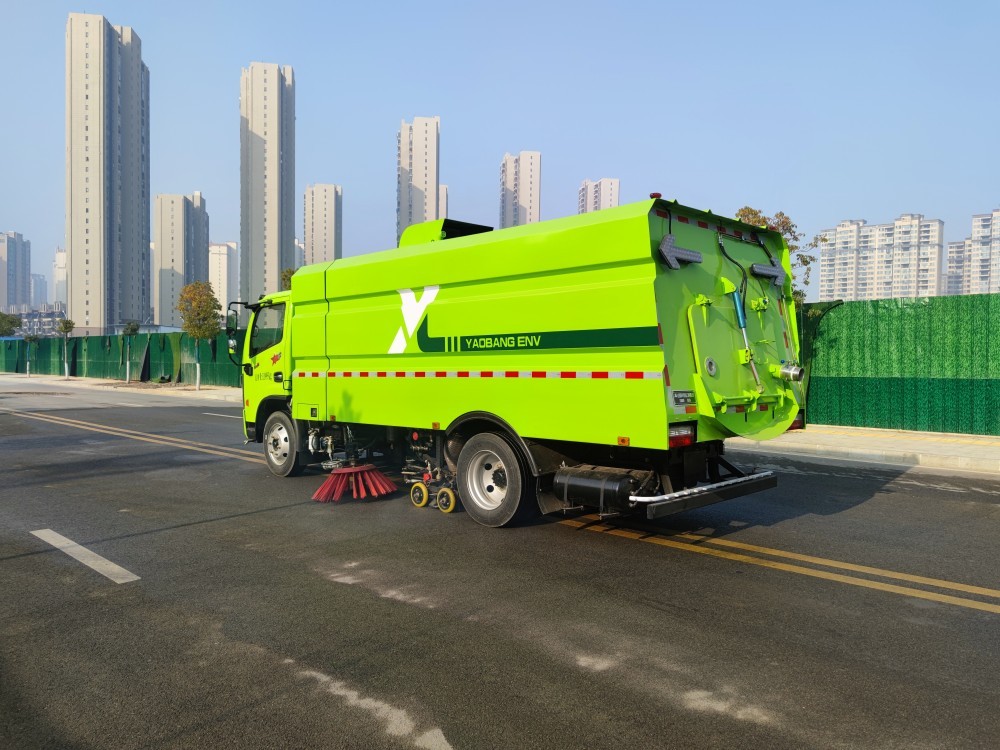 Road cleaning vehicle