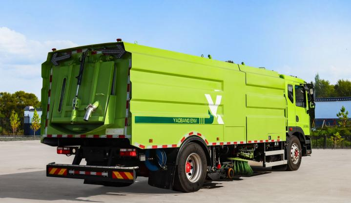 Road cleaning vehicle