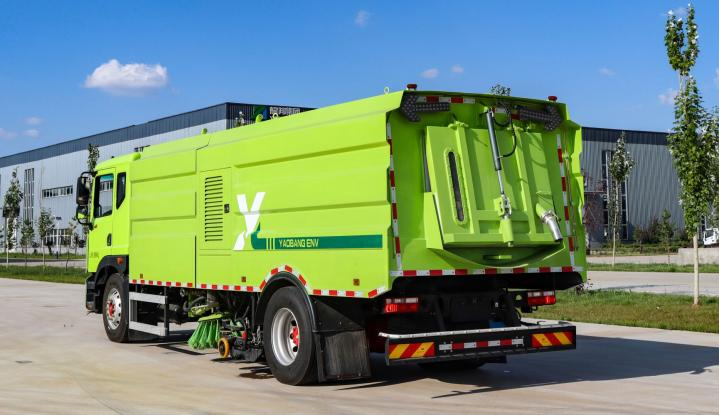 Road cleaning and sweeping vehicle