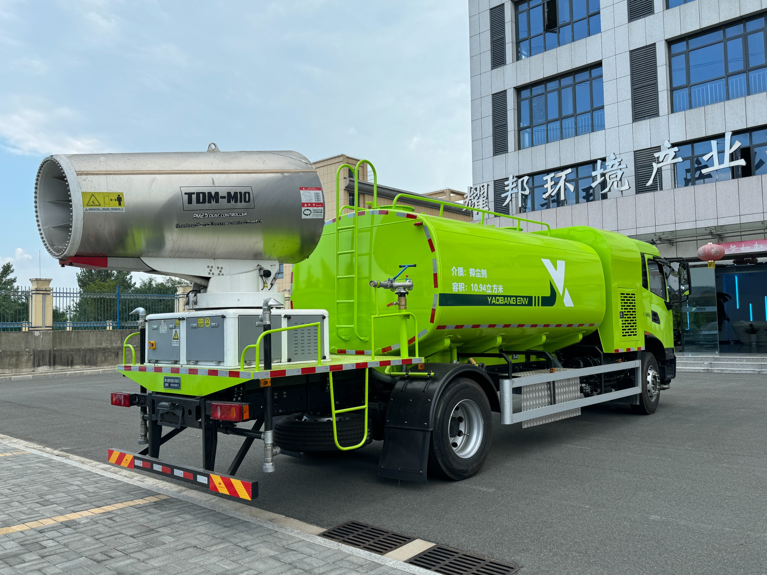10 square spray dust suppression vehicle