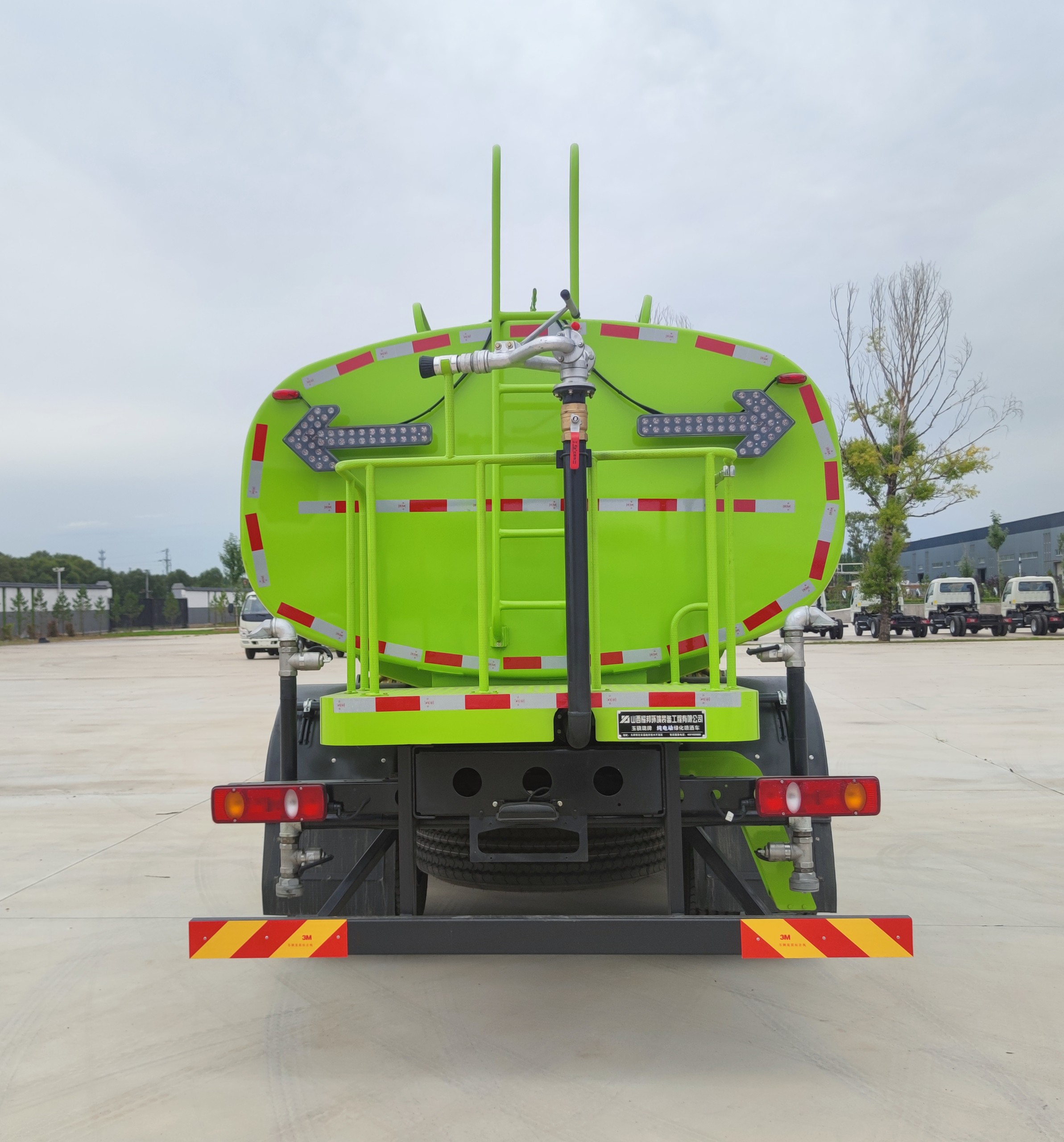 Pure electric spray truck