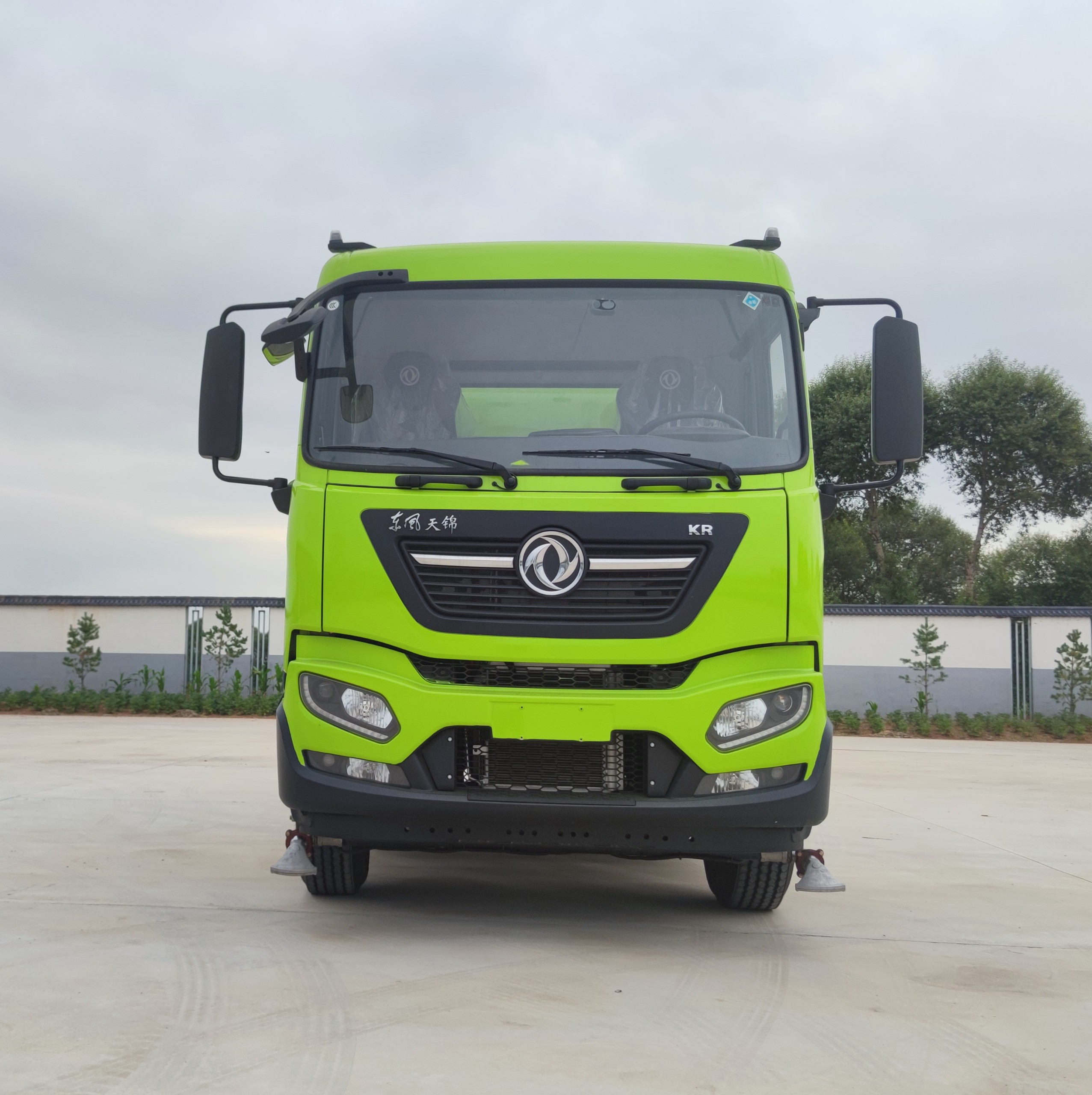 Pure electric spray truck