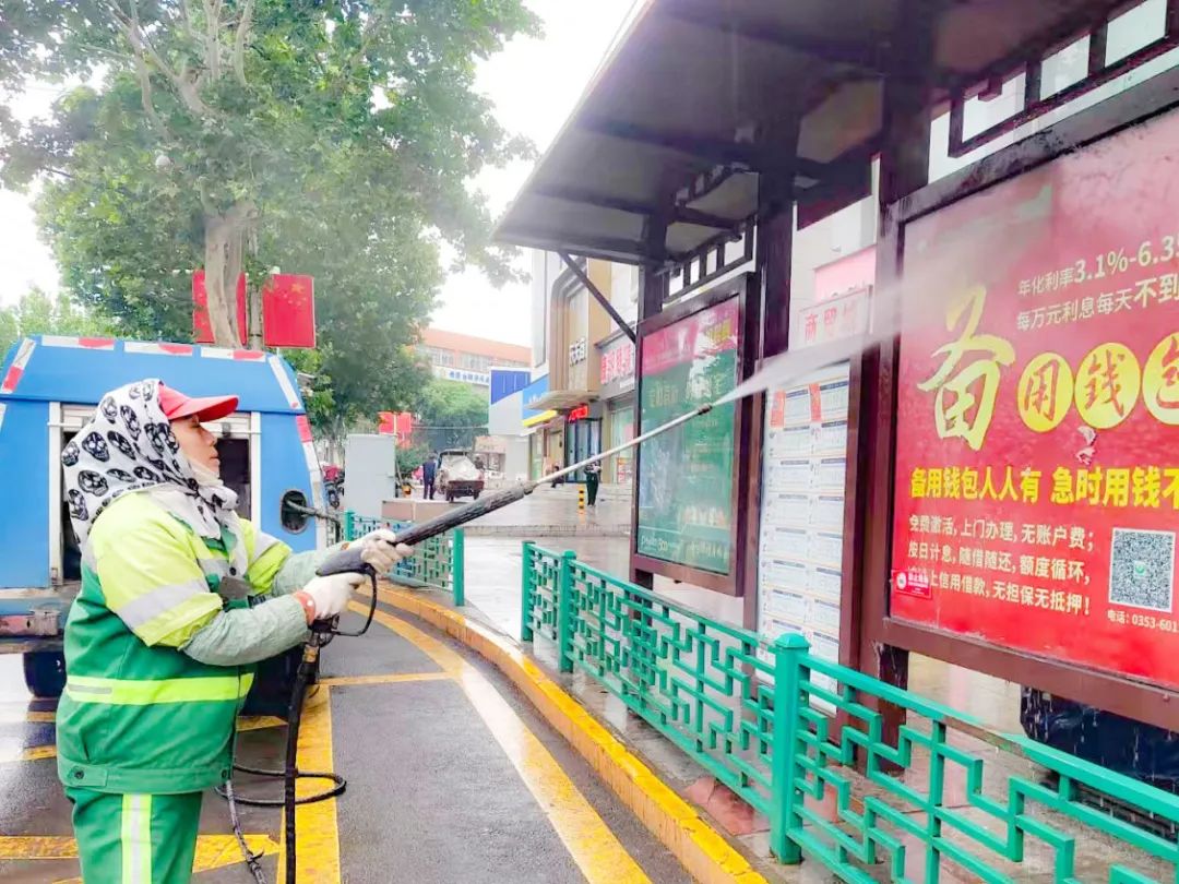 Yao Bang environmental cleaners are cleaning the bus stop platform.