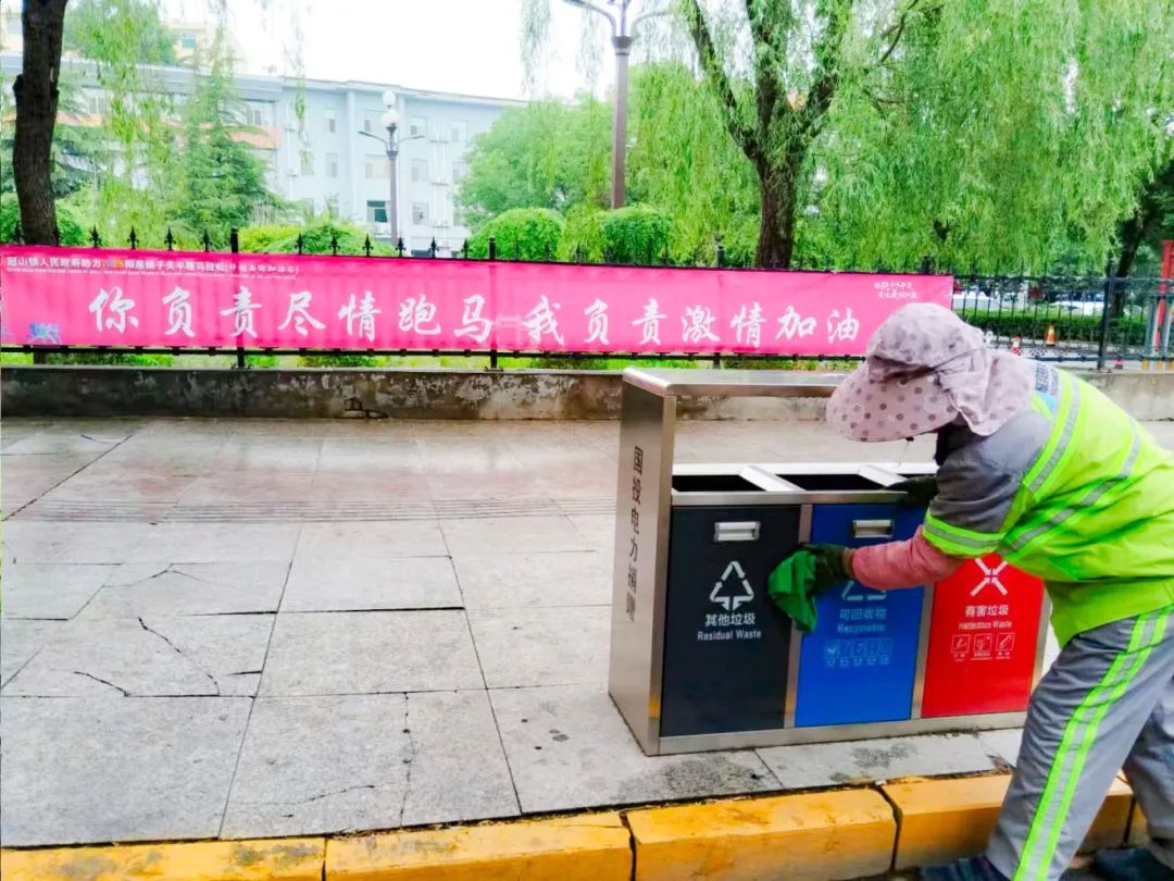 Yao Bang environmental cleaners are cleaning the trash cans.
