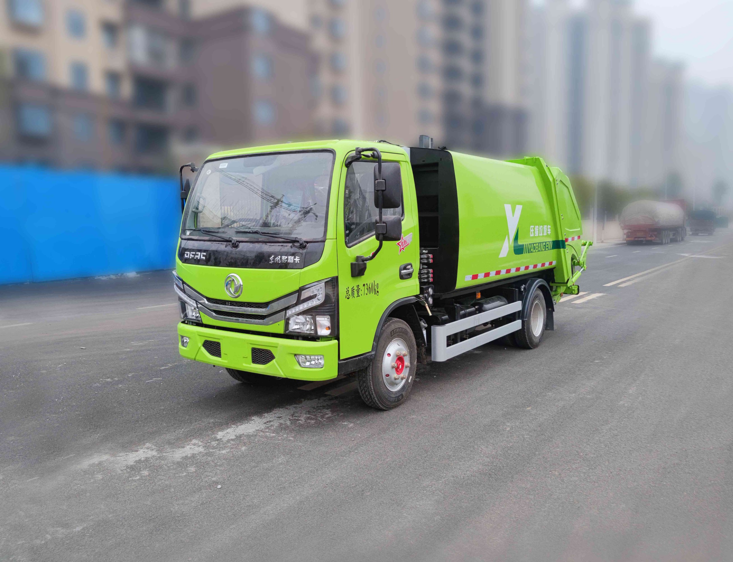 Garbage compression transfer vehicle