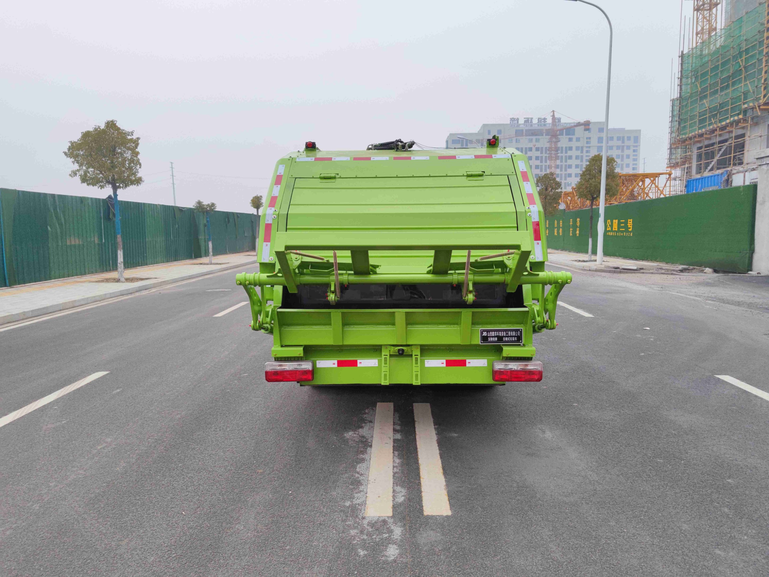 Garbage compression truck