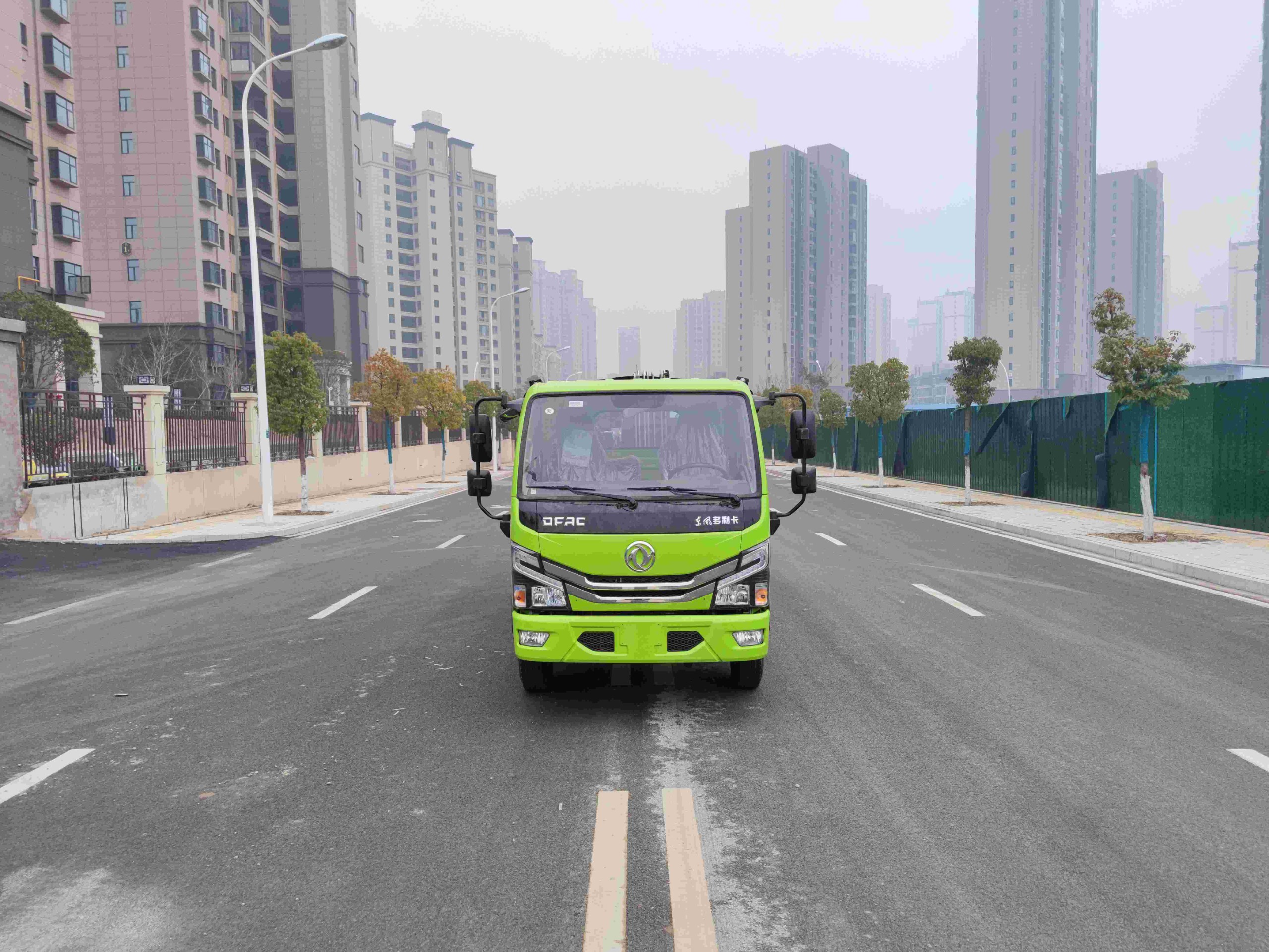 Garbage compression transfer vehicle