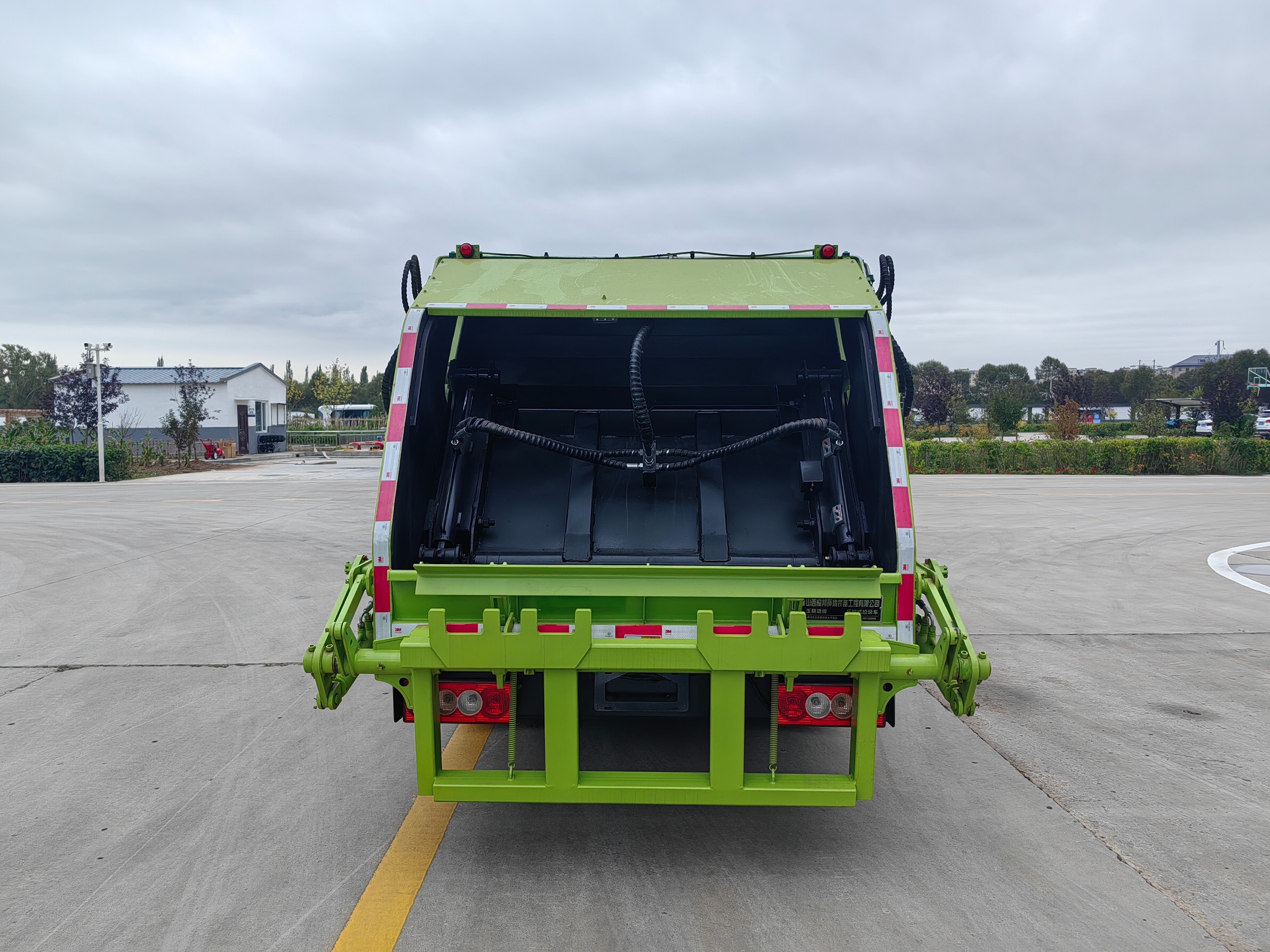 Garbage compression truck